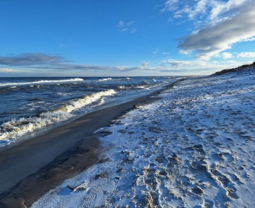 Zamarznięty Bałtyk przy plaży w Jastarni